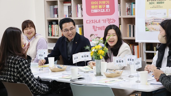 ▲ 박희조 구청장이 다자녀 가정과의 ‘릴레이 정책 소통 간담회’를 마무리하고, 현장 의견을 정책에 반영한다. ⓒ동구