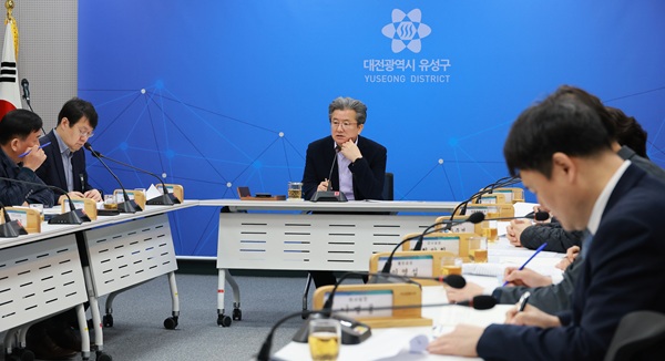 ▲ 정용래 유성구청장이 23일 주간간부회의를 주재하고 있다.ⓒ유성구