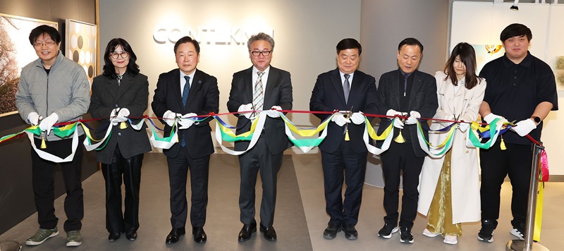 ▲ 임경호 임경호 국립공주대학교 총장 등이 23일 제2도서관에서 열린 복합창작공간 ‘CONT_KNU’ 개소식에서 관계자들과 함께 테이프 커팅을 하고 있다.ⓒ국립공주대