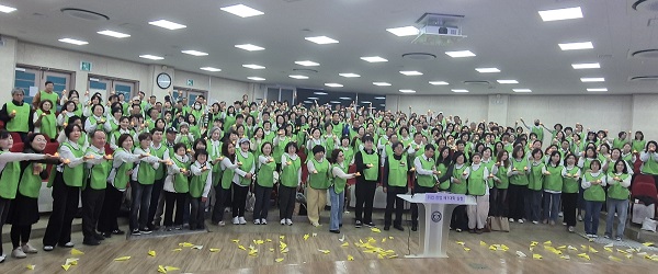 ▲ 충북보건과학대 사회복지과 학생들이 예비 사회복지사로서의 다짐 등을 적은 종이비행기를 날리고 있다.ⓒ장해순 기자