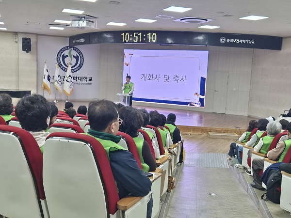 ▲ 정상완 충북보과대 사회복지과 학과장이 사회복지사의 날을 기념하는 개회사(개화사) 및 축사를 하고 있다.ⓒ장해순 기자