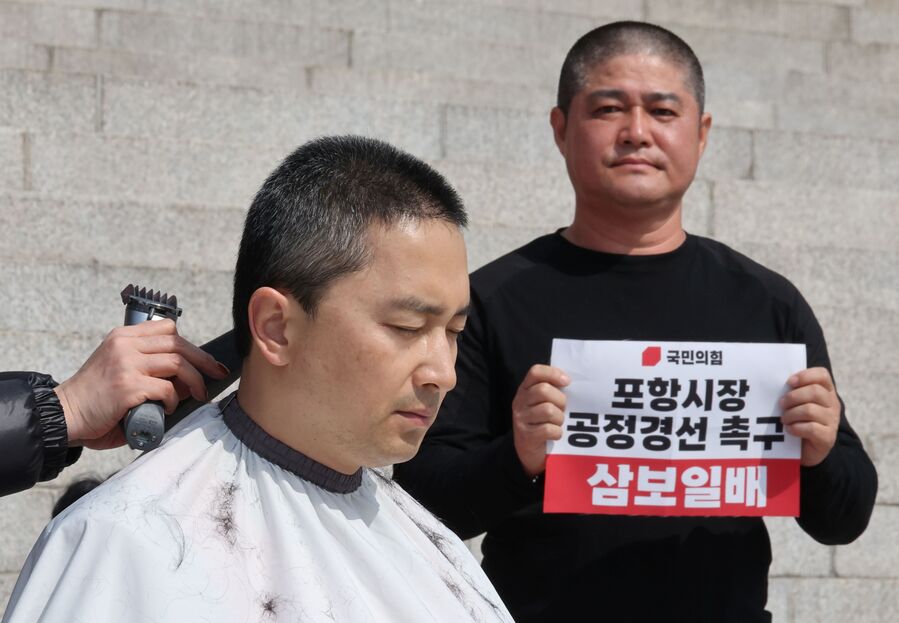 ▲ 지방선거 국민의힘 포항시장 예비공천에서 컷오프 탈락한 김병욱 전 의원이 23일 국회 본청 앞 계단에서 공정 경선을 촉구하며 삭발을 하고 있다. ⓒ뉴시스