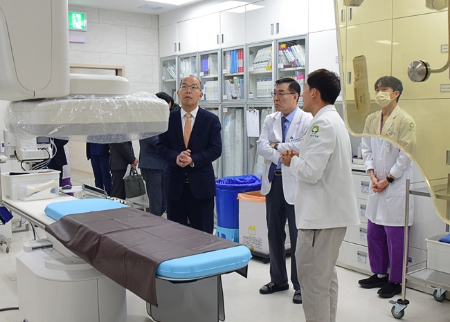 ▲ 윤종진 한국보훈복지의료공단 이사장이 23일 광주 지역 보훈병원과 보훈요양원을 방문해 주요 현안을 점검했다. ⓒ한국보훈복지의료공단