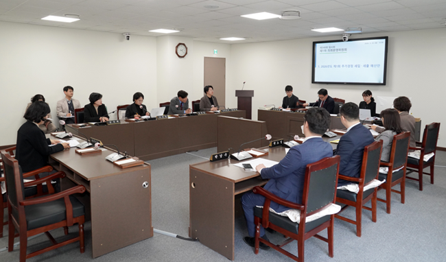 ▲ 제1차 의회운영위원회 안건 심사 모습. ⓒ춘천시의회