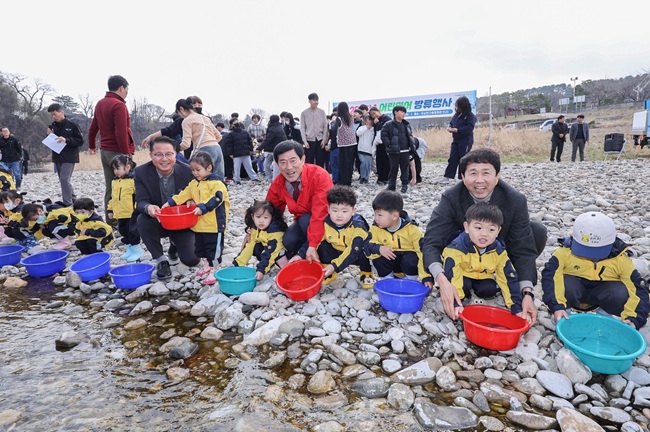 ▲ 삼척시가 23일 오십천 일원에서 '2026년 어린연어 방류행사'를 개최하고 어린연어 10만 마리를 방류했다. ⓒ삼척시