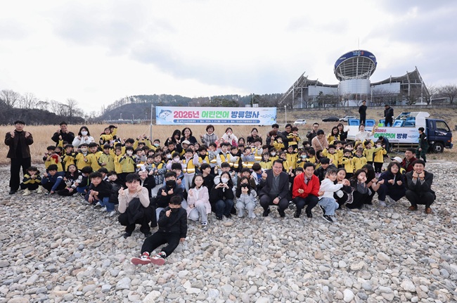 ▲ 삼척시가 23일 오십천 일원에서 '2026년 어린연어 방류행사'를 개최하고 어린연어 10만 마리를 방류했다. ⓒ삼척시