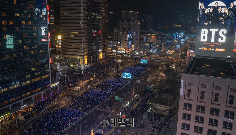 ▲ 3년 9개월 만에 완전체로 복귀한 방탄소년단(BTS)의 'BTS 컴백 라이브: ARIRANG' 공연이 지난 21일 서울 광화문광장 일대에서 펼쳐지고 있다. 이번 공연은 세계 190개국에 생중계됐다. ⓒ사진=공동취재단