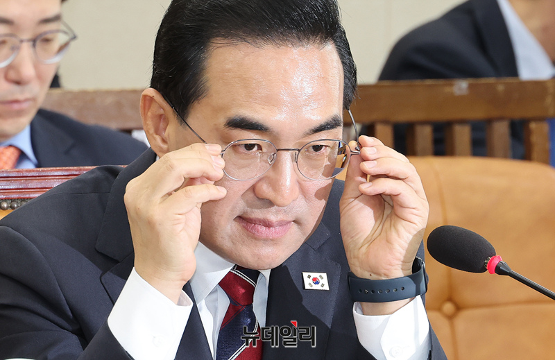 ▲ 박홍근 기획예산처 장관 후보자가 23일 국회 재정경제기획위원회에서 열린 인사청문회에서 안경을 고쳐 쓰고 있다. ⓒ이종현 기자