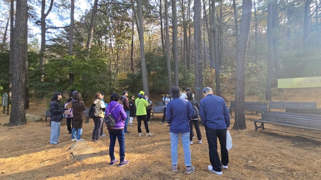 ▲ 서울대 안양수목원 숲 해설 모습. ⓒ안양시 제공
