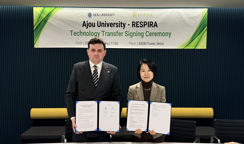 ▲ 레스피라 버널드 레오네 대표와 아주대 약학대학 정이숙 교수(오른쪽)가 기술이전 협약식에서 기념사진을 찍고 있다.ⓒ아주대