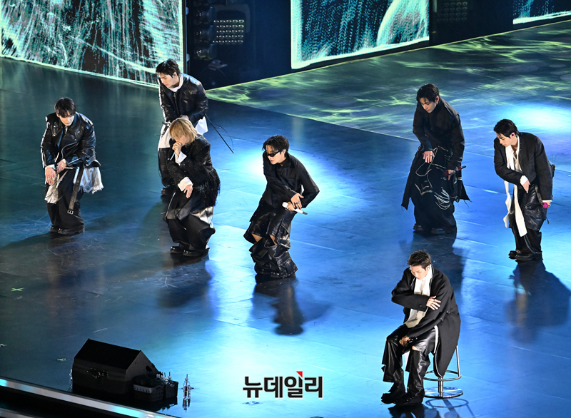 ▲ 방탄소년단(BTS)이 지난 21일 오후 서울 광화문 광장에서 정규 5집 '아리랑(ARIRANG)' 앨범 발매를 기념해 컴백 무대를 선보이고 있다. 방탄소년단은 이날 오후 8시부터 약 1시간에 걸쳐 신곡과 히트곡 무대를 선사했다. ⓒ사진=공동취재단