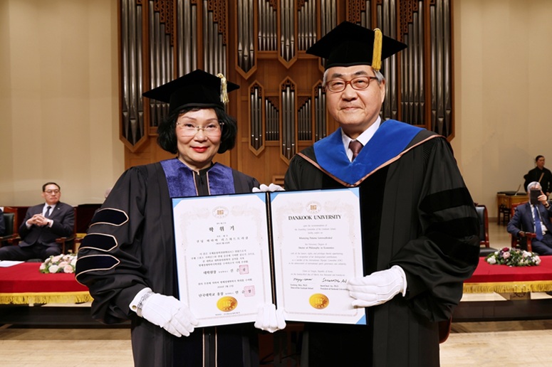 ▲ 안순철 단국대 총장(오른쪽)이 쿠닝 파타마 리스와드트라쿨 IOC 위원에게 명예경제학박사를 수여하고 기념사진을 촬영하고 있다.ⓒ단국대