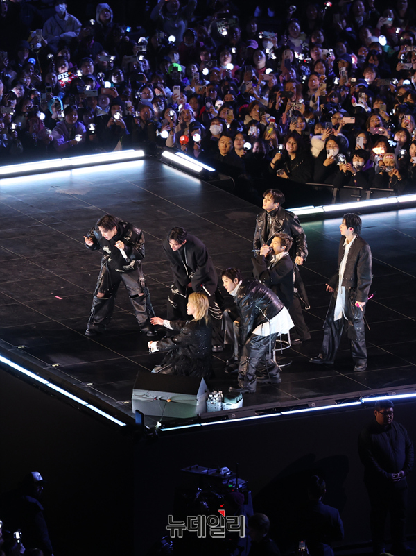 ▲ 방탄소년단(BTS)이 지난 21일 오후 서울 광화문 광장에서 정규 5집 '아리랑(ARIRANG)' 앨범 발매를 기념해 컴백 무대를 선보이고 있다. 방탄소년단은 이날 오후 8시부터 약 1시간에 걸쳐 신곡과 히트곡 무대를 선사했다. ⓒ사진=공동취재단