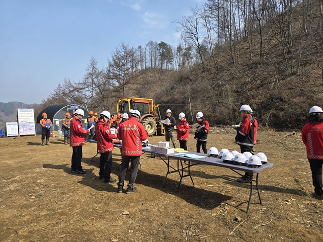 ▲ 송준호 북부지방산림청장이 23일 도급업체 및 감리와 함께 홍천국유림관리소를 방문해 숲가꾸기 사업장의 안전사고 예방과 현장 안전관리 강화 등 합동안전점검을 실시했다. ⓒ북부지방산림청