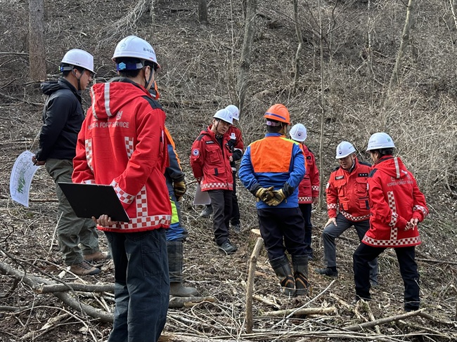 ▲ 송준호 북부지방산림청장이 영림단원과 소통하고 있다. ⓒ북부지방산림청