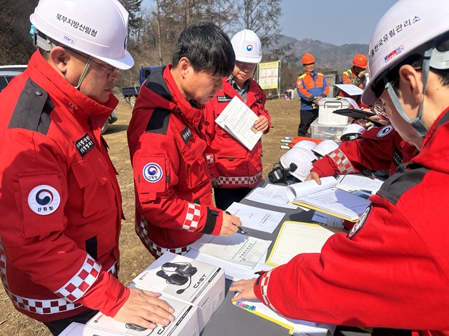▲ 송준호 북부지방산림청장이 안전보건 관련 서류를 점검하고 있다. ⓒ북부지방산림청