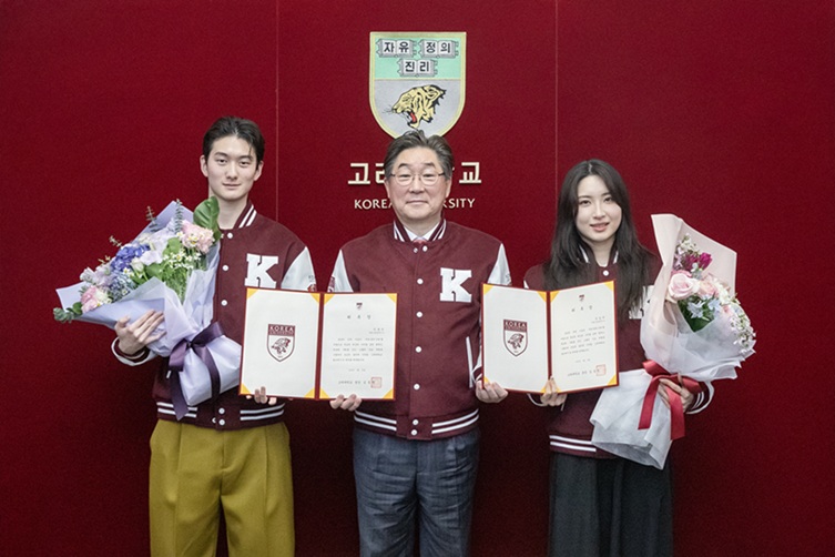 ▲ 왼쪽부터 신동민 선수, 김동원 총장, 김길리 선수가 홍보대사 위촉식에서 기념사진을 촬영하고 있다.ⓒ고려대