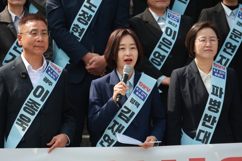 ▲ 김재연 진보당 상임대표가 지난 23일 서울 종로구 세종문화회관 계단 앞에서 열린 '침략 전쟁에 파병을 반대한다! 진보당 6·3선거 후보자 긴급 기자회견'에서 발언을 하는 모습. ⓒ뉴시스