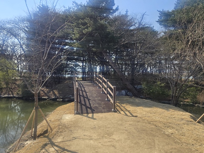 ▲ 강릉시가 초당동 일원 경포생태습지원 내 '경포 달빛품은 호수정원 환경정비사업'을 완료하고 새로운 호수 쉼터 공간을 조성했다. ⓒ강릉시