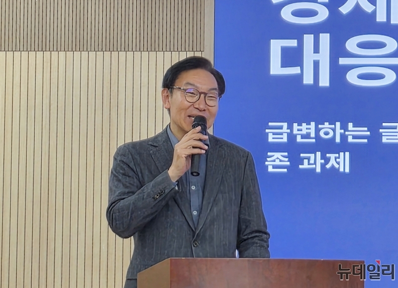 ▲ 김완기 전 특허청장은 23일 오후 충북대학교 학연산공동기술연구원에서 열린 지산학연 브릿지 포럼에서 '기업이 준비할 경제·안보·통상을 주제'로 강연을 하고 있다. ⓒ표윤지 기자