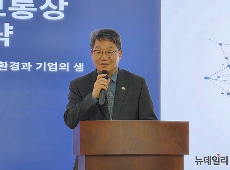 ▲ 박유식 충북대 총장 직무대행이 23일 '지산학연 브릿지 포럼' 강연에 앞서 환영사를 하고 있다. ⓒ표윤지 기자