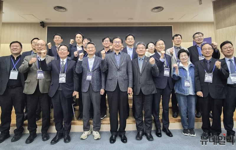 ▲ 23일 오후 충북대학교 학연산공동기술연구원에서 열린 '지산학연 브릿지 포럼' 참석자들이 기념사진을 촬영하고 있다. ⓒ표윤지 기자