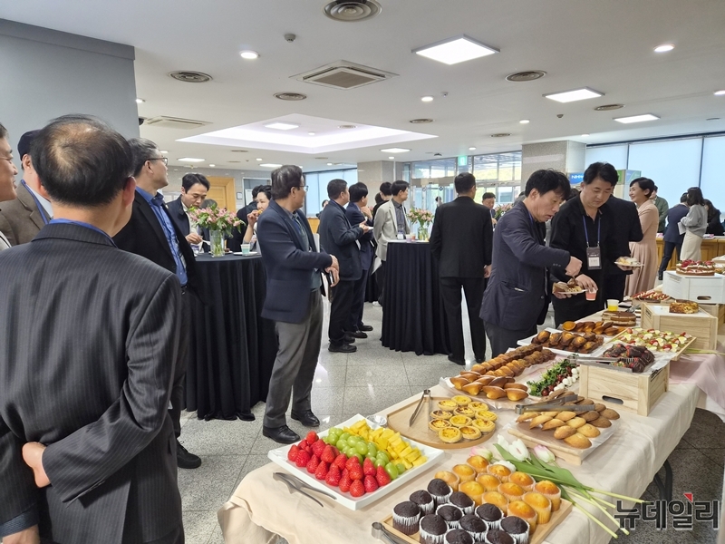 ▲ 참석자와 내빈들이 23일 오후 충북대학교 학연산공동기술연구원 1층 로비에서 '지산학연 브릿지 포럼' 강연 전 네트워킹 시간을 갖고 있다. ⓒ표윤지 기자
