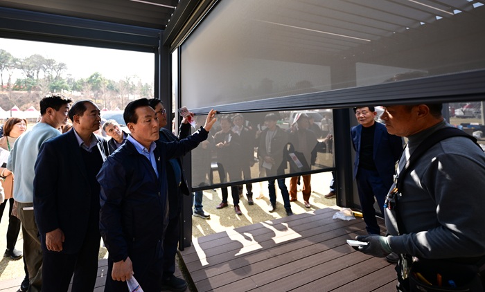 ▲ 지난 23일 논산딸기축제를 앞두고 백성현 논산시장과 간부 공무원들이 논산시민가족공원 일원에서 현장점검을 실시하고 있다.ⓒ논산시