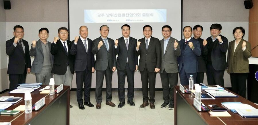 ▲ 김영문 광주광역시 문화경제부시장이 지난 23일 광주테크노파크에서 열린 '광주광역시 방위산업발전협의회 출범식'에 참석해 방위산업발전협의회 위원 등 참석자들과 기념촬영을 하고 있다.ⓒ광주광역시 제공