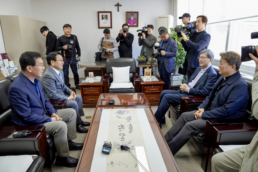 ▲ 강기정 민주당 전남광주특별시장 예비후보가 신정훈 후보와 함께 지난 23일 오후 천주교 광주대교구에서 옥현진 대주교를 예방하고 있다.ⓒ신정훈,강기정 민주당 전남광주특별시장 예비후보 제공