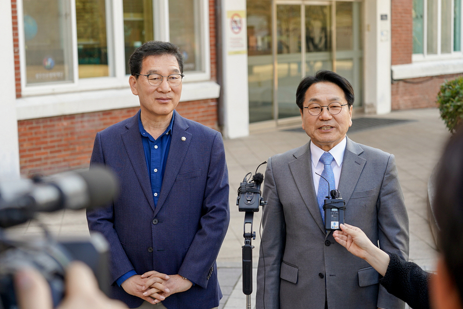 ▲ 강기정(우측) 민주당 전남광주특별시장 예비후보가 지난 23일 오후 옥현진 대주교 예방을 위해 찾은 천주교 광주대교구에서 신정훈(좌측) 예비후보와 함께 기자들의 질문에 답변하고 있다.ⓒ신정훈,강기정 민주당 전남광주특별시장 예비후보 제공