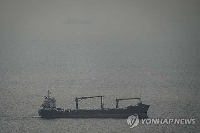 ▲ 호르무즈 해협을 향해 항해하는 화물선.ⓒ연합뉴스