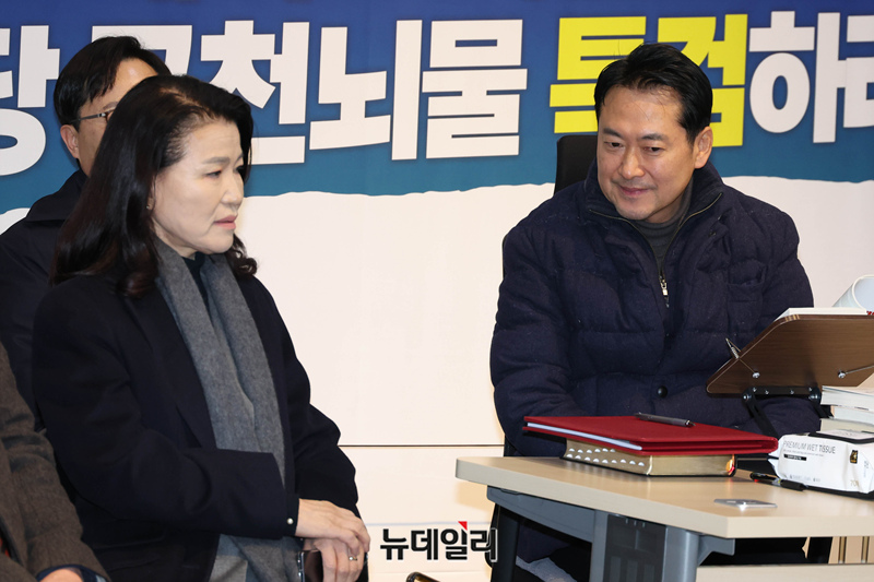 ▲ 장동혁 국민의힘 대표가 지난 1월 16일 국회에서 단식 농성 중 격려 방문한 이진숙 전 방송통신위원장과 만나 대화를 하는 모습. ⓒ이종현 기자