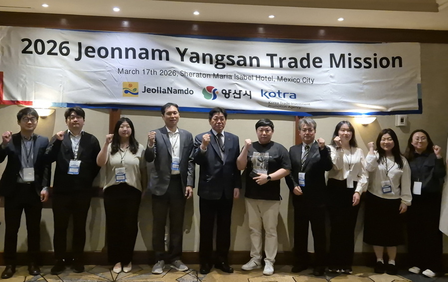 ▲ 전라남도는 2026 중남미 시장개척단이 멕시코시티와 페루 리마에서 수출 업무협약(MOU) 성과후 기념촬영을 하고있다.ⓒ전라남도 제공