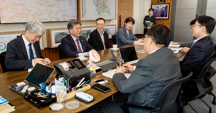▲ 서천군과 한국해양과학기술원 관계자들이 서해연구소 설립 추진을 위한 간담회를 갖고 있다. 김기웅 서천군수(왼쪽 두 번째)를 비롯한 참석자들이 연구소 설립 방안과 지역 현안 해결 방안을 논의하고 있다.ⓒ서천군