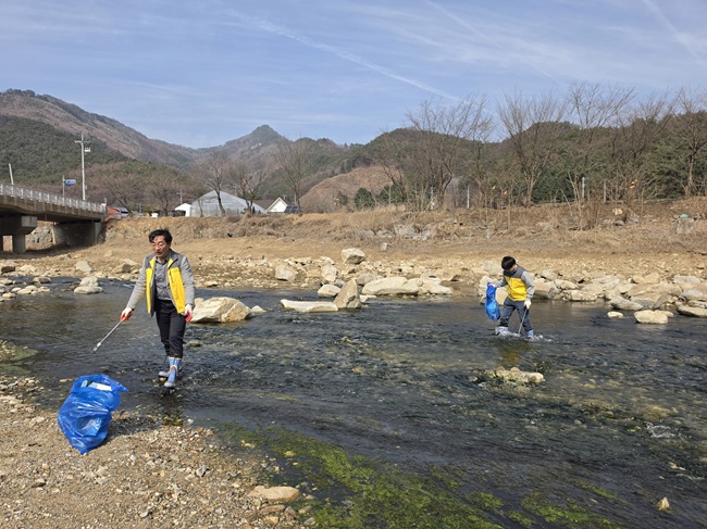 ▲ 평창군시설관리공단이 지난 23일 방림면 국민여가캠핑장 주변 하천에서 환경 정화 활동을 실시했다. ⓒ평창군시설관리공단