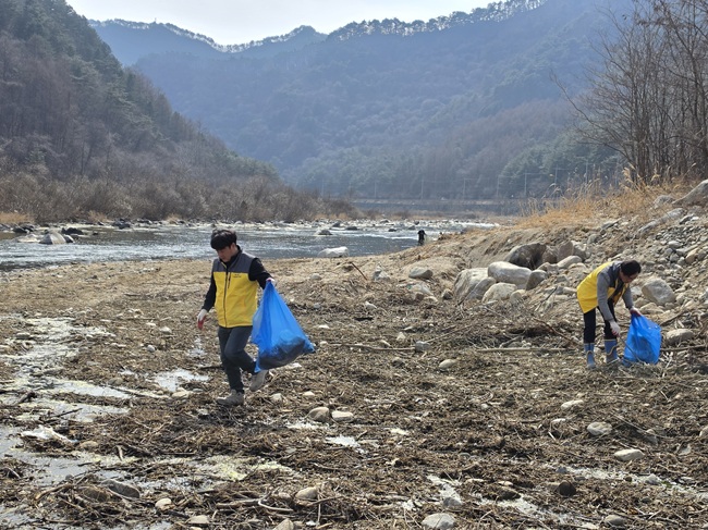 ▲ 평창군시설관리공단이 지난 23일 방림면 국민여가캠핑장 주변 하천에서 환경 정화 활동을 실시했다. ⓒ평창군시설관리공단