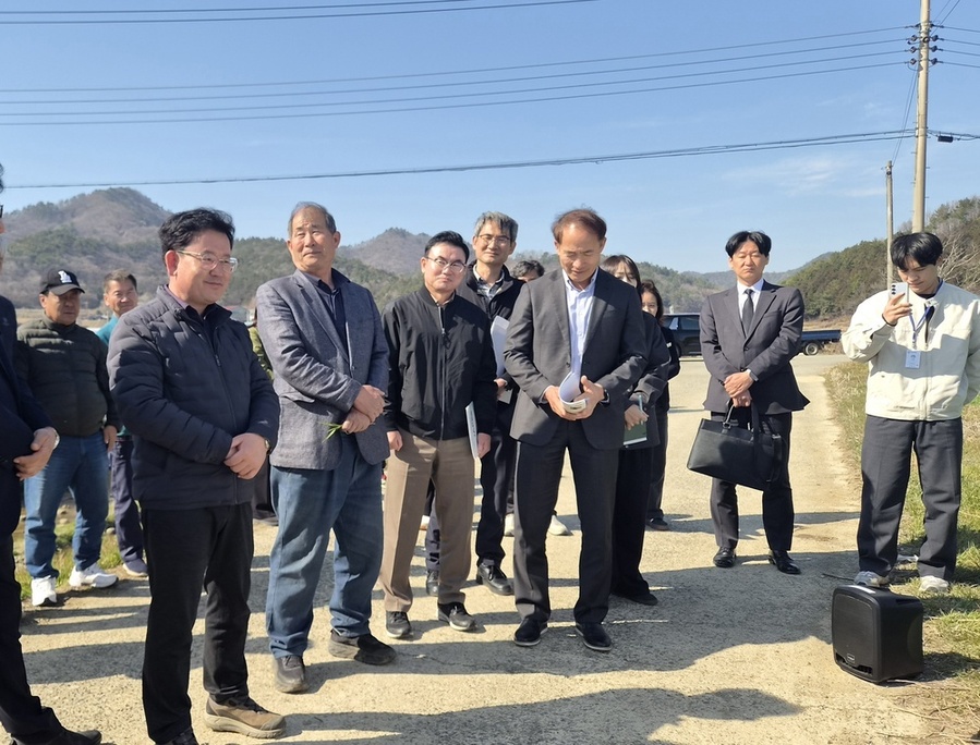 ▲ 이승돈 농촌진흥청장, 함평군 맥류재배 단지 방문(좌측 첫번째)ⓒ함평군 제공