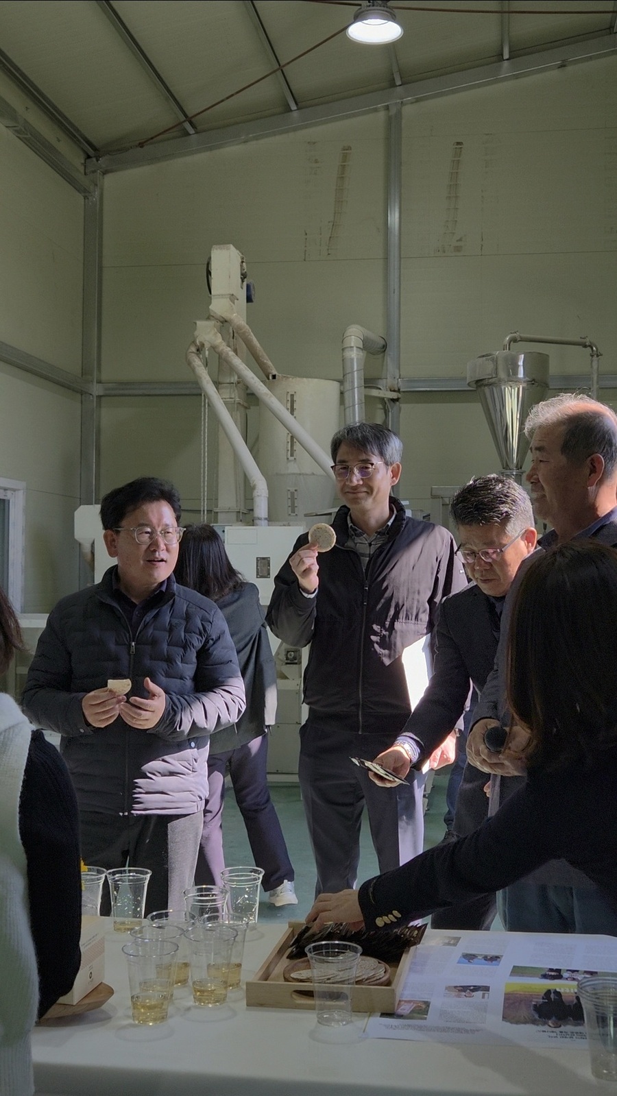 ▲ 이승돈 농촌진흥청장, 함평군 맥류재배 단지 방문(좌측 첫번째)ⓒ함평군 제공