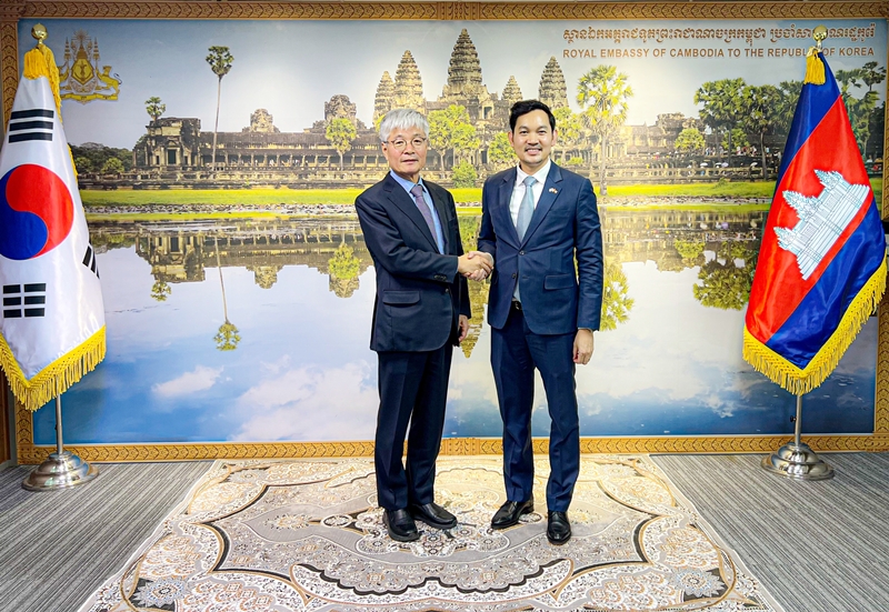 ▲ 장기원 중원대 총장이 23일 주한 캄보디아 대사관을 방문해 기념촬영을 하고 있다. ⓒ중원대