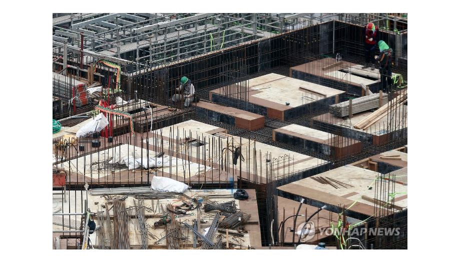▲ 정부가 건설 현장의 불법 하도급에 대한 집중 단속에 나선 지난해 11일 서울 시내 한 아파트 건설 현장에서 작업자들이 작업을 하고 있다.ⓒ연합뉴스