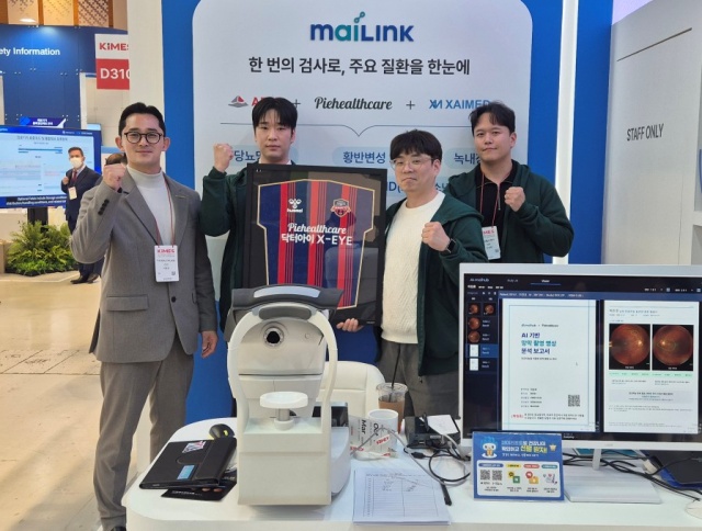 ▲ 파이헬스케어 이영규 대표(왼쪽 1번째)와 직원들이 ‘KIMES 2026’ 마이허브(Maihub) 전시부스에서 기념촬영을 하고 있다. ⓒ파이헬스케어 제공