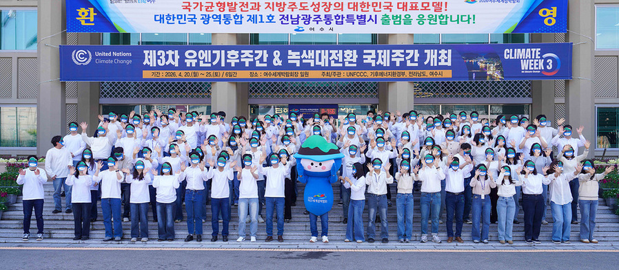 ▲ 여수시가 섬박람회 입장권 판매 독려하기를 위해 부시장을 비롯한 행정안전국 직원 150여 명이 참여한 가운데 홍보영상 콘텐츠를 자발적으로 기획하고 점심시간을 활용해 촬영을 진행했다.ⓒ여수시 제공