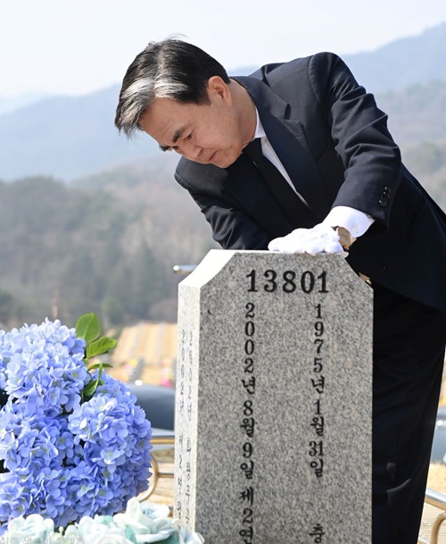 ▲ 김태흠 충남도지사가 24일 제11회 서해수호의 날을 맞아 국립대전현충원을 찾아 참배한 뒤 제2연평해전, 천안함 묘역를 정성스럽게 닦고 있다.ⓒ충남도
