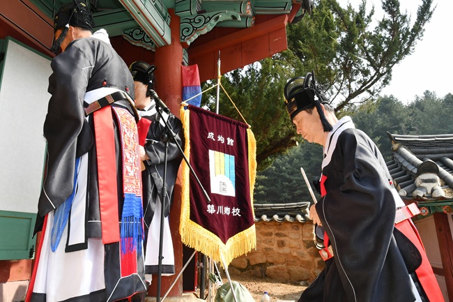 ▲ 2026 춘기 석전제가 24일 화천향교에서 최문순 화천군수, 오영교 화천향교 전교, 정종성 화천문화원장을 비롯한 지역 기관사회단체 관계자들이 참석한 가운데 열렸다. ⓒ화천군