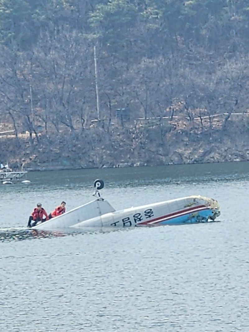 ▲ 산불 진화에 나섰던 헬기가 충남 천안시 입장면 풍년 저수지에 추락한 모습.ⓒ천안시