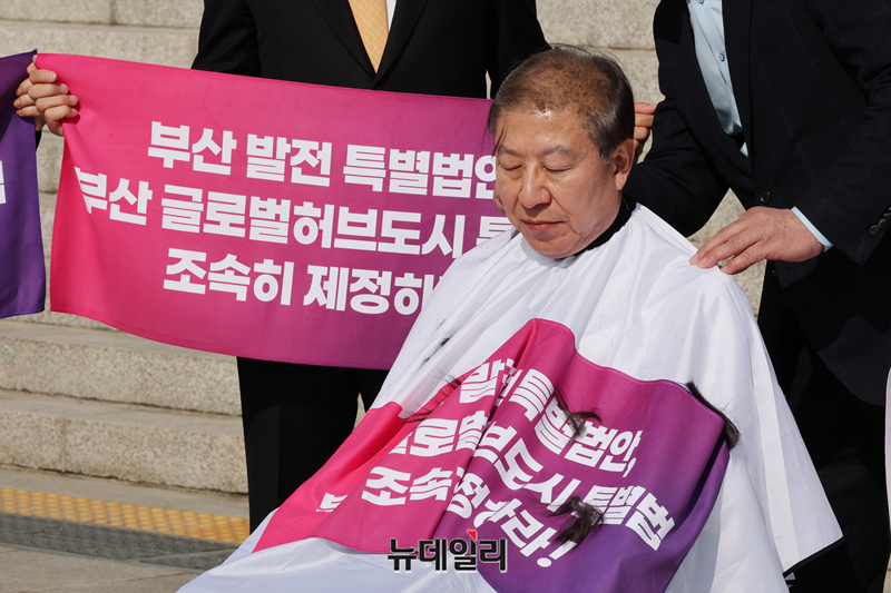 ▲ 박형준 부산시장이 23일 오전 국회에서 부산 글로벌허브 특별법 제정을 촉구하며 삭발을 하고 있다.ⓒ이종현 기자