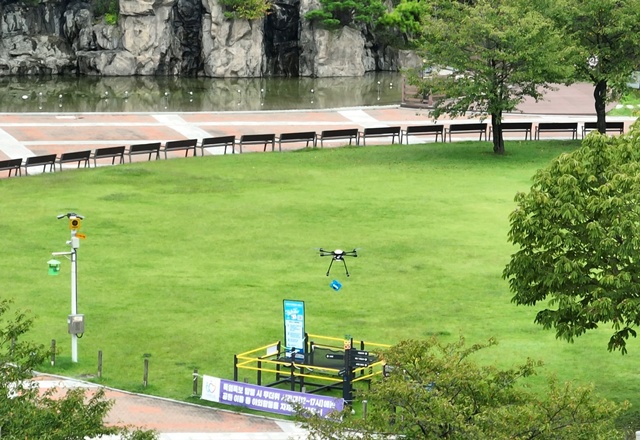 ▲ 안양시 병목안 캠핑장 내 드론이 배송을 하고 있다. ⓒ안양시 제공