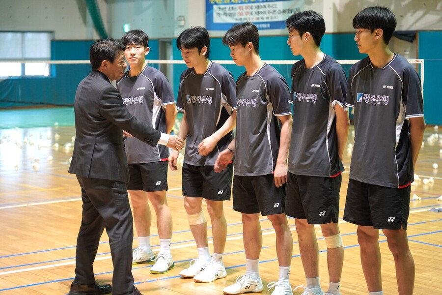 ▲ 정일선 광주은행장은 광주체육회관 배드민턴 훈련장을 방문해 선수단을 격려하고 있다.ⓒ광주광역시체육회 제공