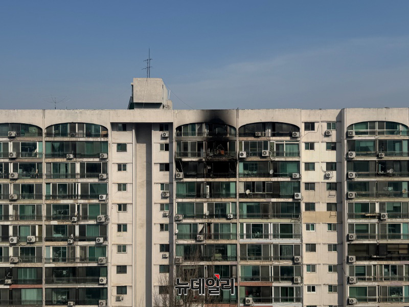 ▲ 24일 오전, 전날 오후 화재가 발생한 서울 송파구 장미아파트 22동 전경. ⓒ임찬웅 기자